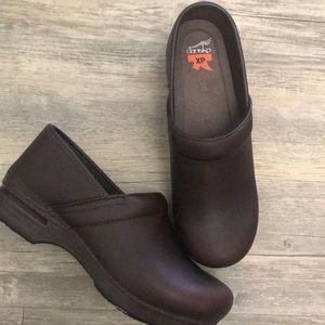 Brown Dansko size 39 no wear on them.
